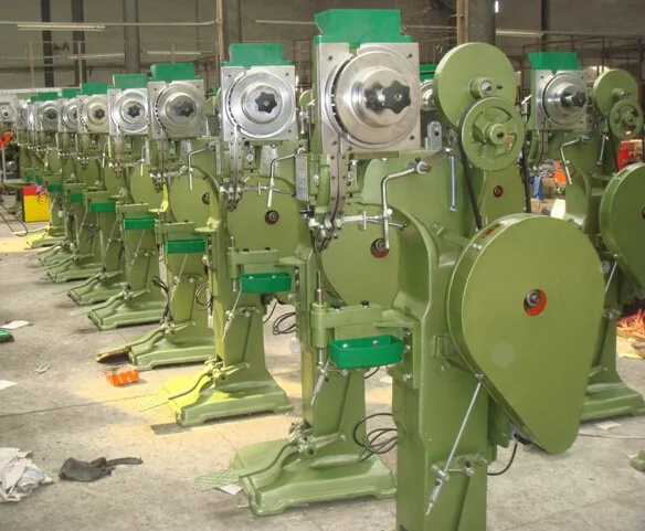 Machine à riveter automatique pour rivets creux et semi-creux solides pour vêtements, chaussures, papeterie cuir et produits de quincaillerie