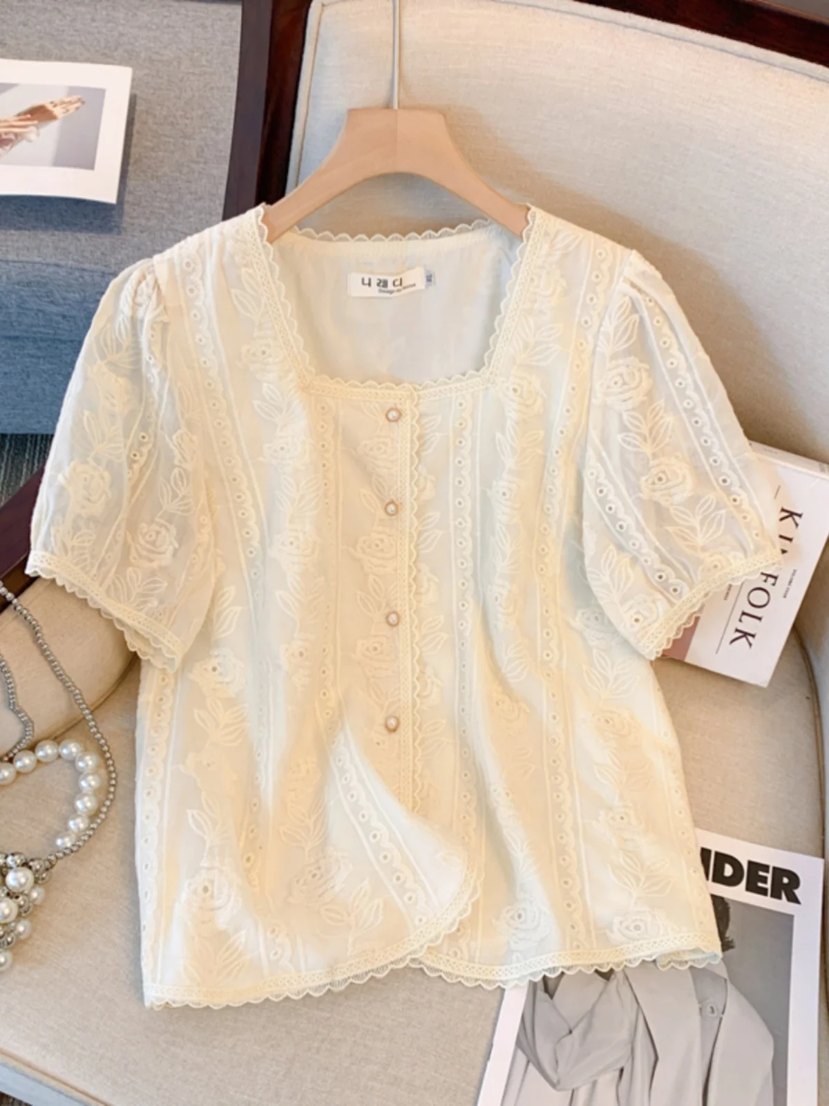 

Элегантная женская блузка с кружевной вышивкой и рукавами-фонариками, летняя новинка, большие размеры, модный топ с квадратным воротником в корейском стиле, свободный крой