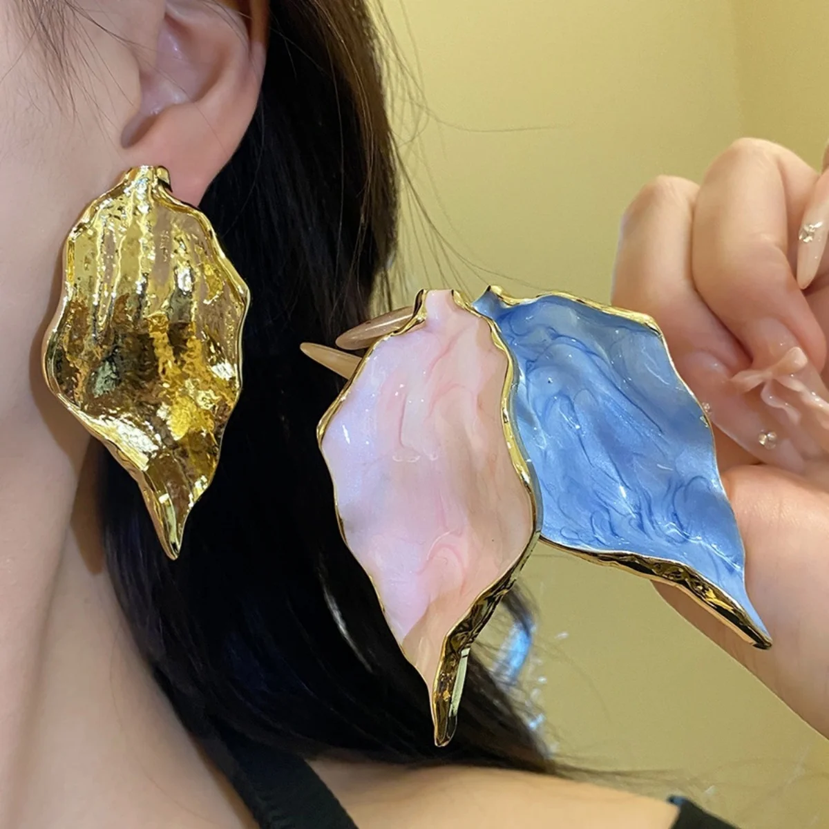 Einzigartiges Design Große Blatt-Statement-Ohrstecker für Frauen, Gekräuselte Gehämmerte Bunte Emaille-Baumblätter-Ohrringe, Partyschmuck – Detail 17