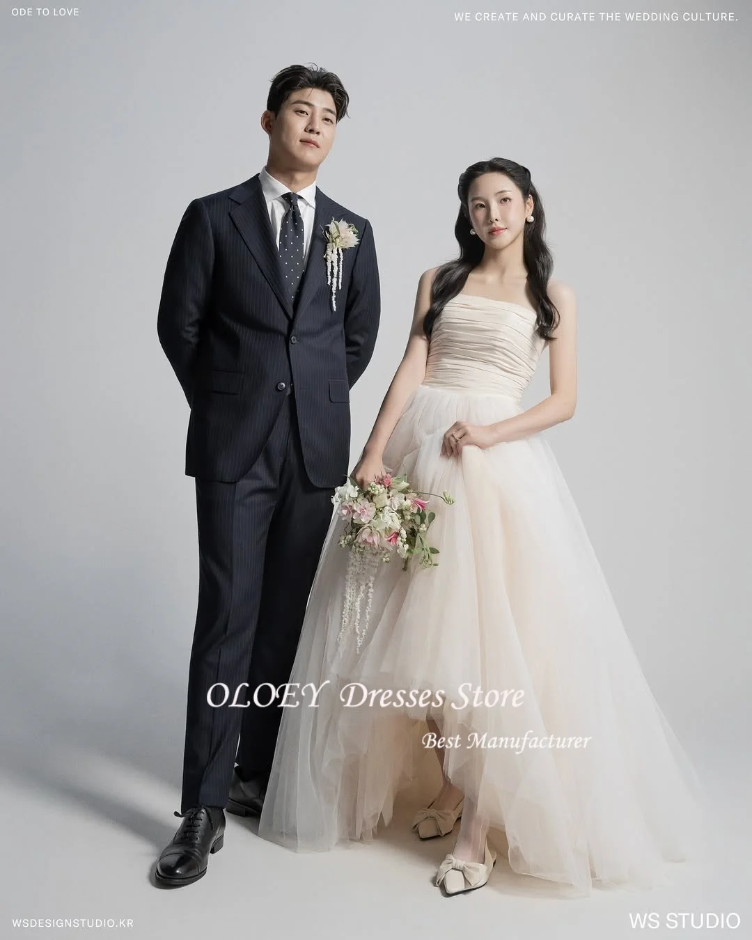 ชุดแต่งงาน OLOEY Korea แบบไร้สาย ผ้าทูลล์ทรงเอ เรียบหรู ชุดแต่งงานเรียบง่าย แต่งระบายช่วงคอสีงาช้าง สามารถสั่งตัดได้ สวยสง่างาม