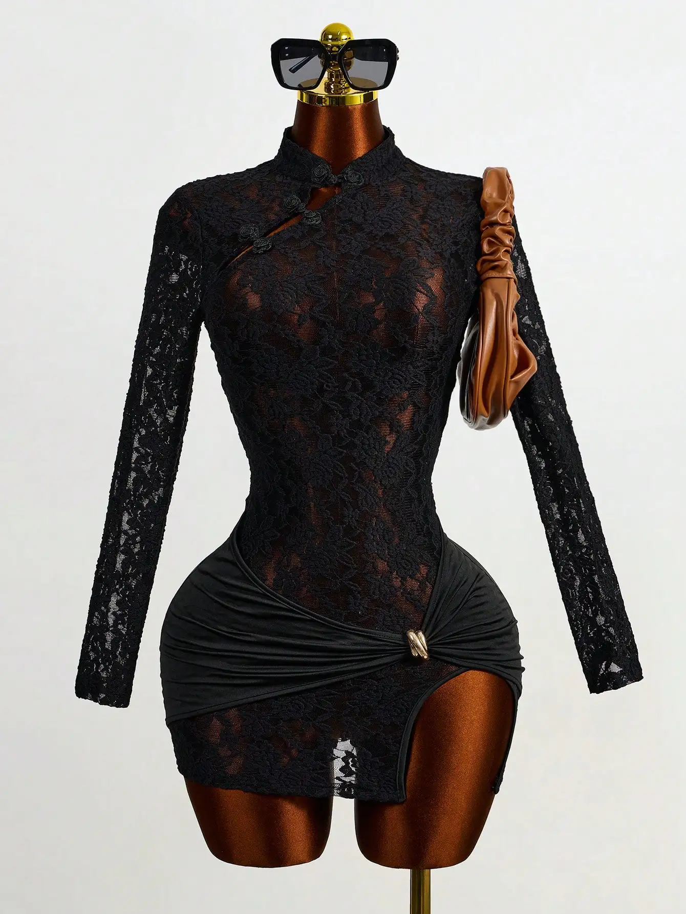 

Черное кружевное мини-платье с длинными рукавами, воротником-стойкой и декоративной завязкой сбоку
