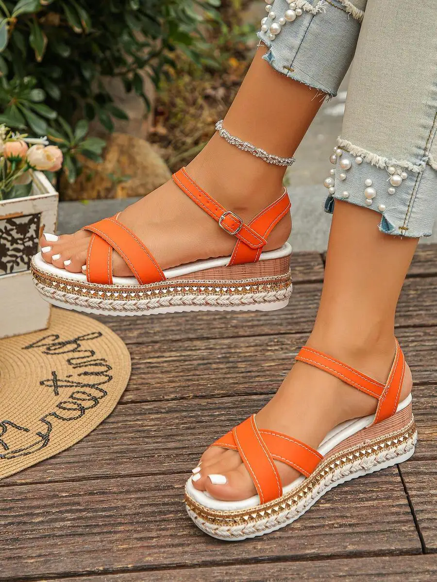 Sandalias de cuña con plataforma y suela gruesa para mujer, con correa de tobillo y hebilla, decoradas con remaches naranjas, calzado casual de verano
