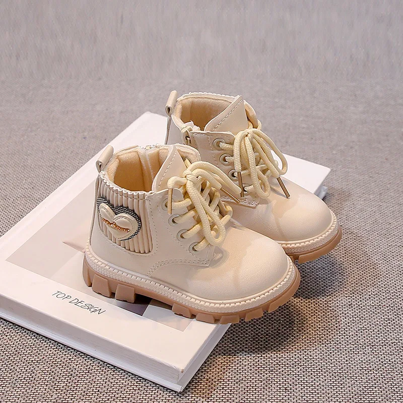 الفتيات الخريف أزياء لينة سوليد الدافئة منتصف أعلى الأحذية القلب الفتيات الجبهة جلد الأحذية الجلدية الناعمة الأطفال سحابات جانبية بلون