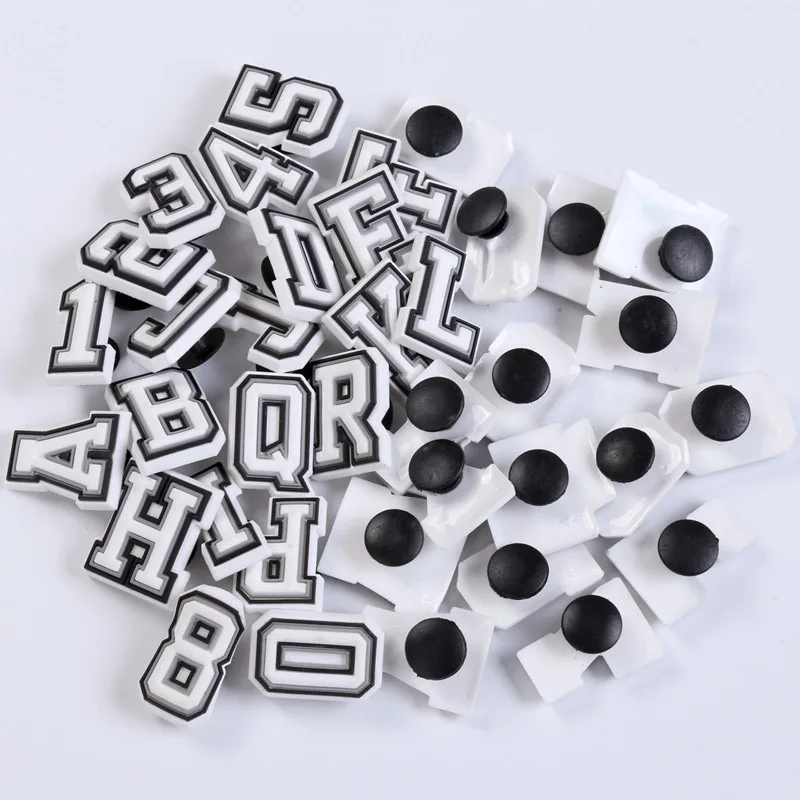26–37 Stück rosa und schwarz weiß Buchstaben Schuhanhänger PVC Alphabet Schmetterling Schuhe Zubehör Dekoration Clog Sandale Armband Schnalle – Detail 8