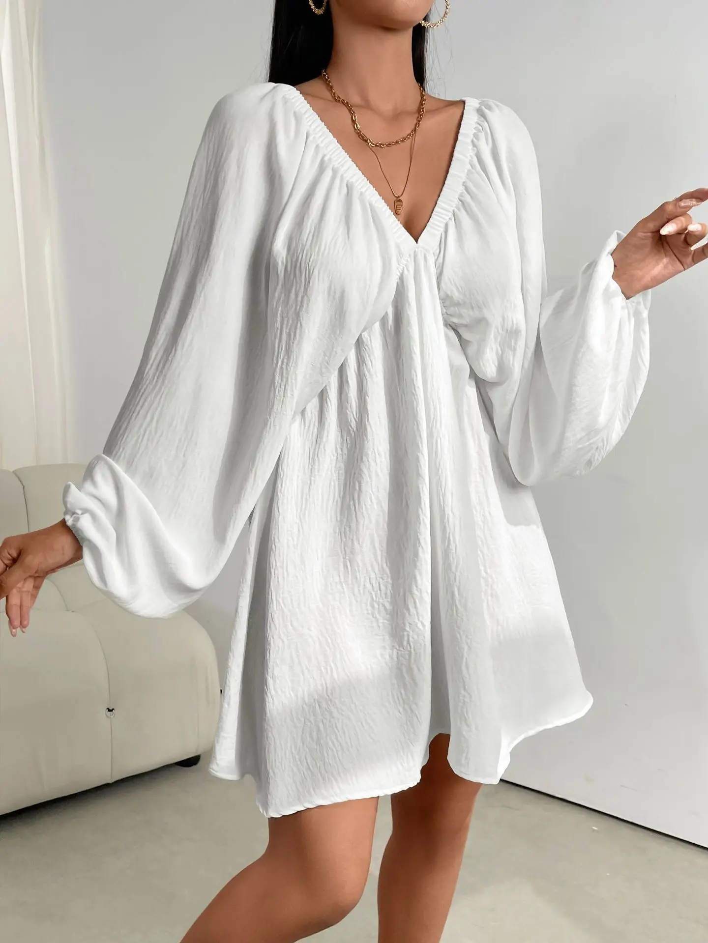 女性クリンクルテクスチャ大きく開いたネックバルーンスリーブミニドレス春夏白いドレス休暇自由奔放に生きるビーチ衣装