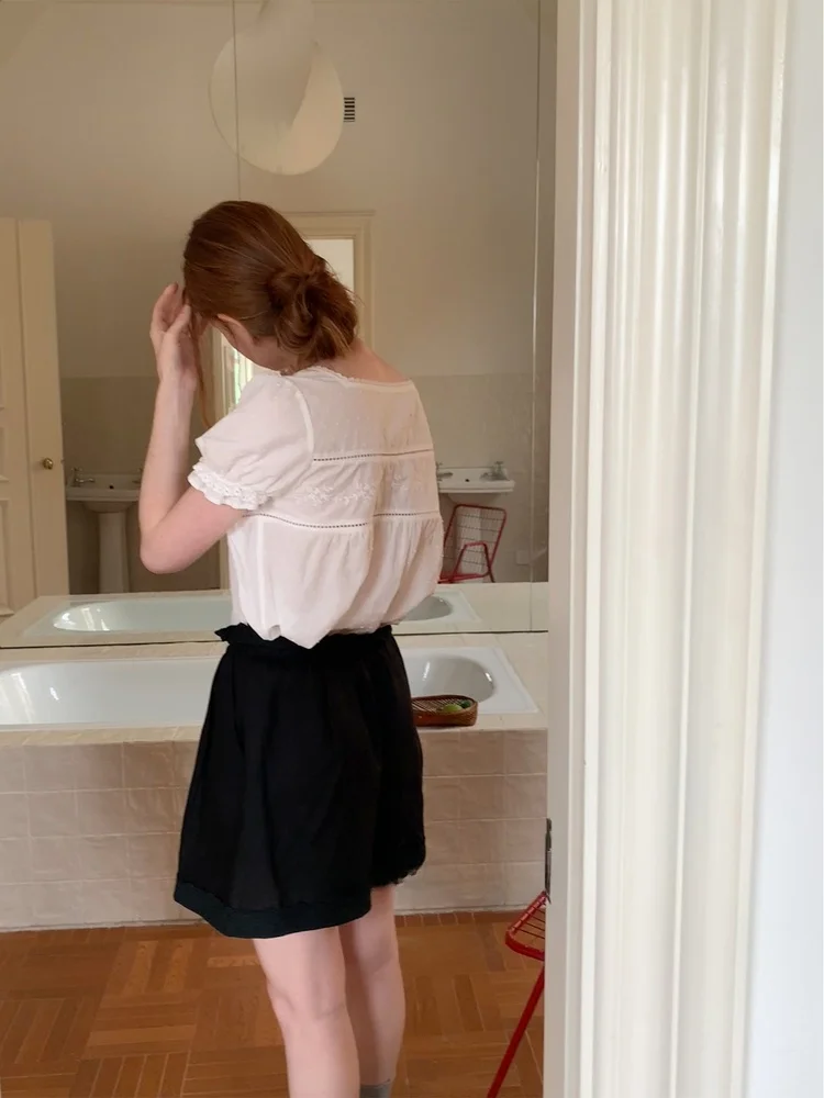 

Романтичная женская летняя блузка из фактурного хлопка с квадратным воротником, вышивкой, кружевной отделкой и объемными рукавами