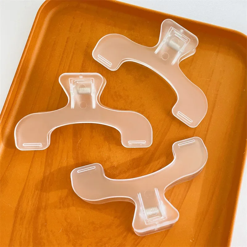 Immagine 5: Clip per Libri in Plastica Trasparente, Semplice Ausilio per la Lettura, Supporto Fisso per Libri, Segnalibri dal Design Creativo, Pratico Porta-Appunti per Librerie