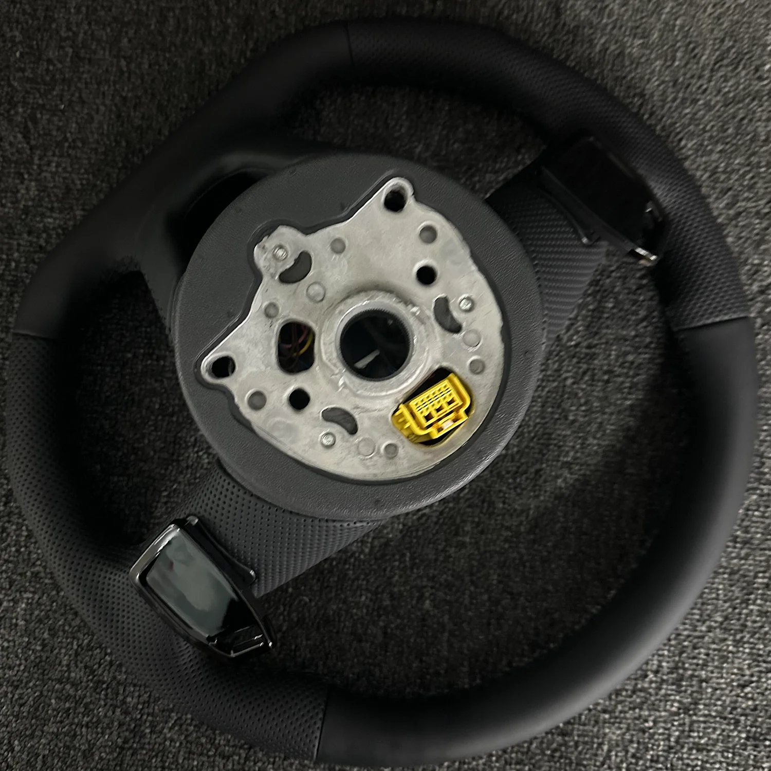 For A1 / A3 / A4 / A5 / A6 / A7 / A8 / Q3 / Q5 / Q7 / Q8 / R8 / TT leather, suede steering wheel covers, horn covers