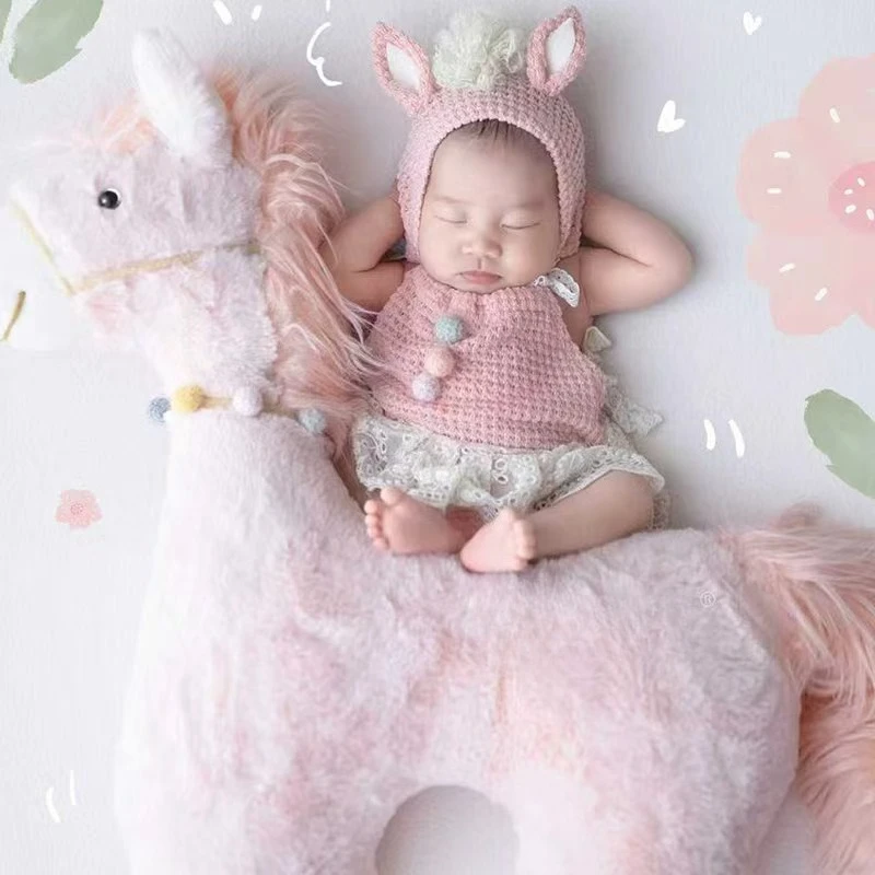 新生児の女の子向け写真撮影用小道具。ピンクを基調とした、かわいらしいふわふわの馬の着ぐるみと帽子のセット。スタジオでの撮影に最適な背景としても使用可能。