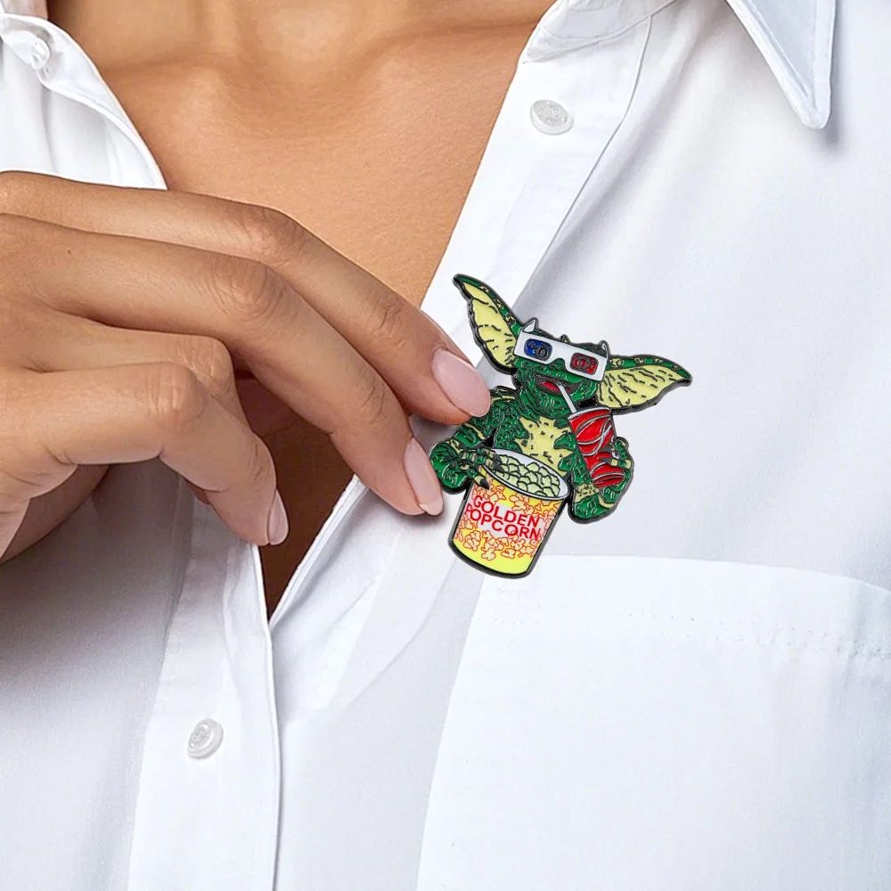 Pin esmaltado de palomitas de maíz Gremlin, insignia de terror de los años 80, joyería gótica espeluznante, accesorios de decoración de Halloween