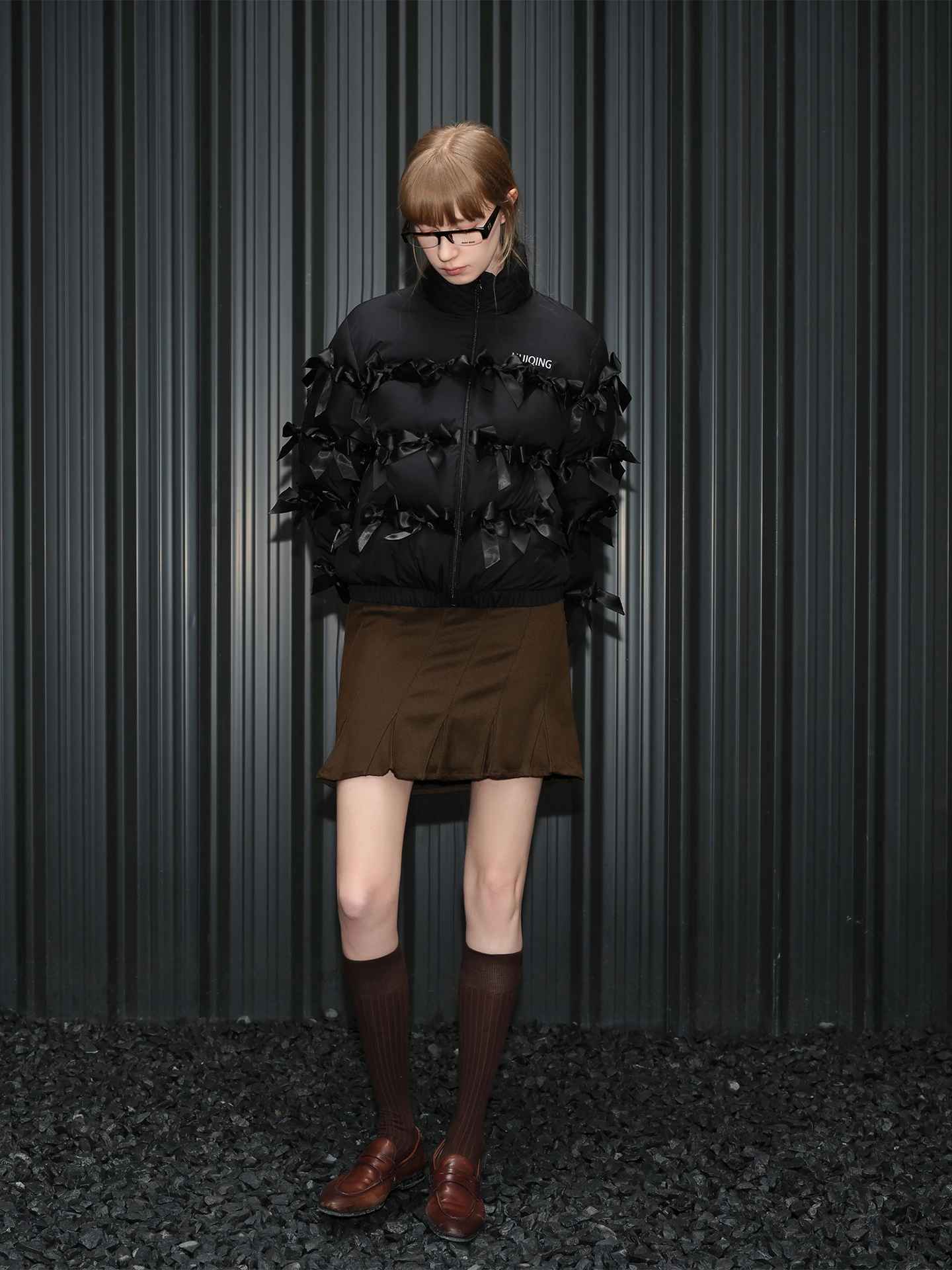 

Черная короткая пуховая куртка для женщин, верхняя одежда, новинка зимы 2025, стильный уличный дизайн, пуховик для молодых девушек