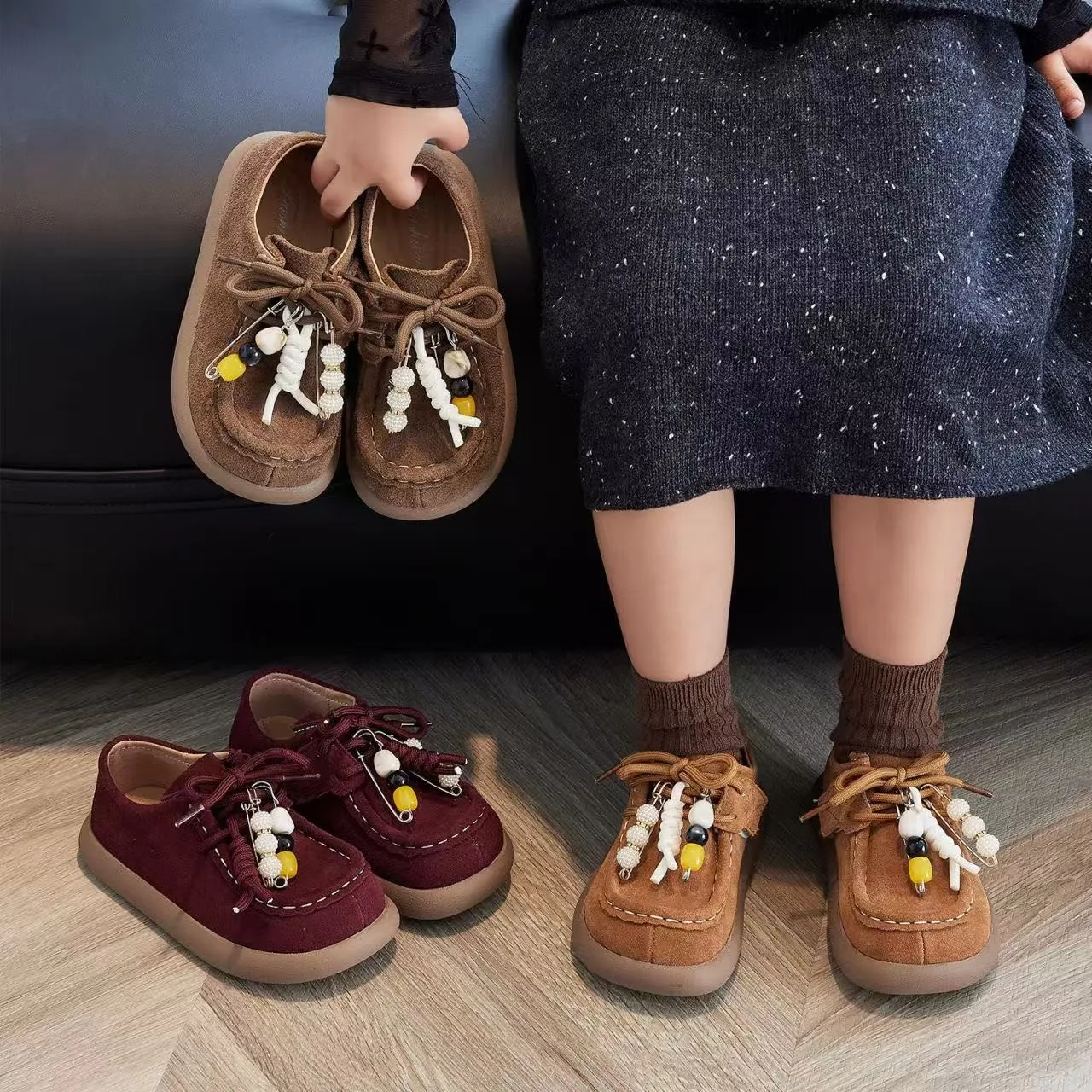 

Boys Girls Leather Shoes with Cute Beaded 2025 New Autumn Toddler Walking Shoes Soft Sole Simple Versatile Kids School Loafers