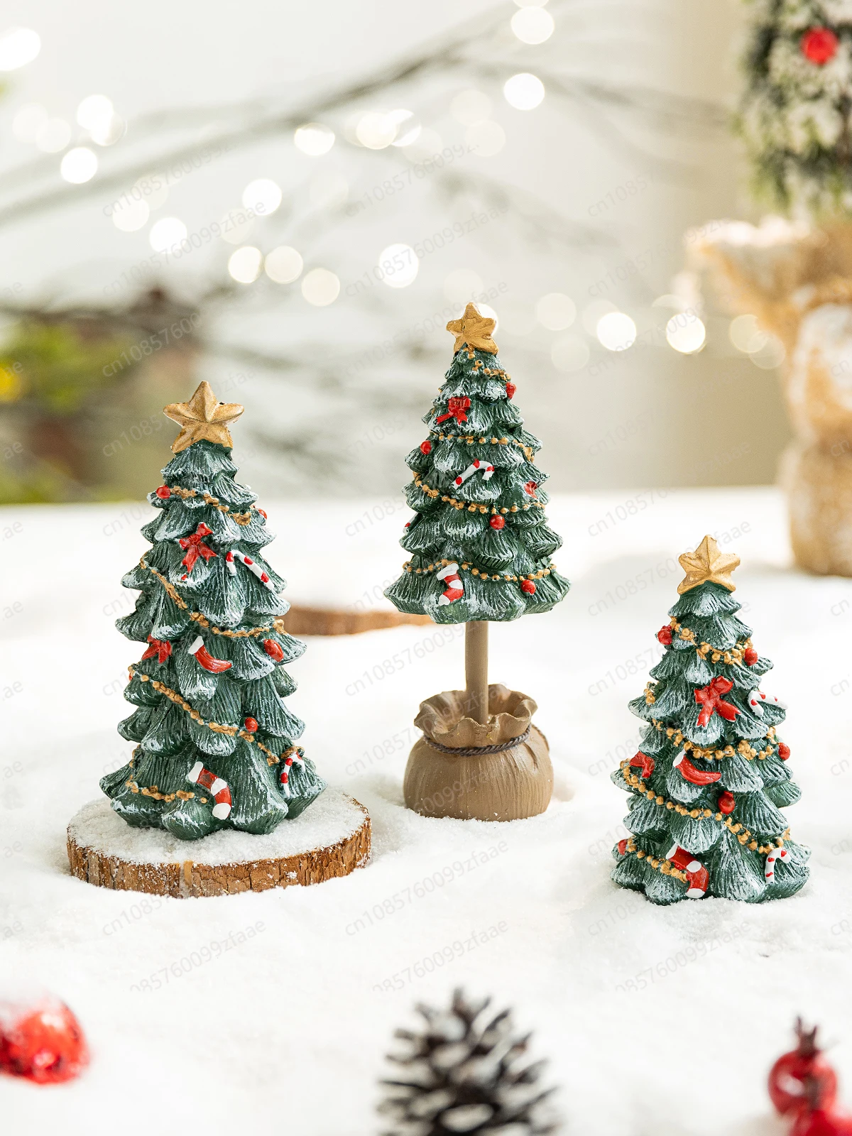 樹脂製のクリスマスツリー、卓上装飾、窓辺の飾り、クリスマスの雰囲気を演出する装飾品