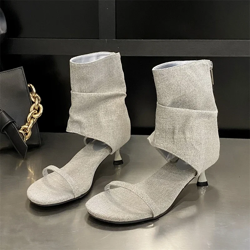 

Eilyken/сдержанные джинсовые женские ботинки с открытым носком на клипсе, плиссированные римские ботильоны на низком тонком каблуке, сандалии Zapatos De Mujer