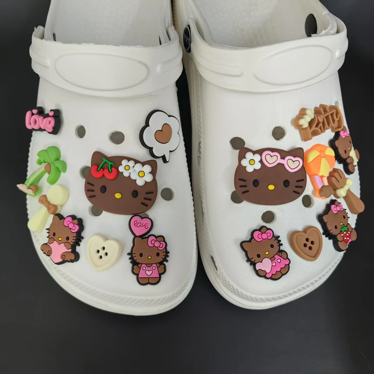 

MINISO обувь Hello Kitty, подвески, летние сандалии и сабо на гавайской тематике с коричневым котом, праздничный милый подарок для мальчиков и девочек