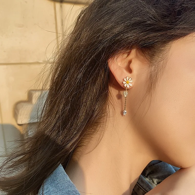 Neue koreanische Ohrringe im Gänseblümchen-Stil für Damen, asymmetrische, zarte Blumenohrringe, süßes Schmuckgeschenk – Detail 2