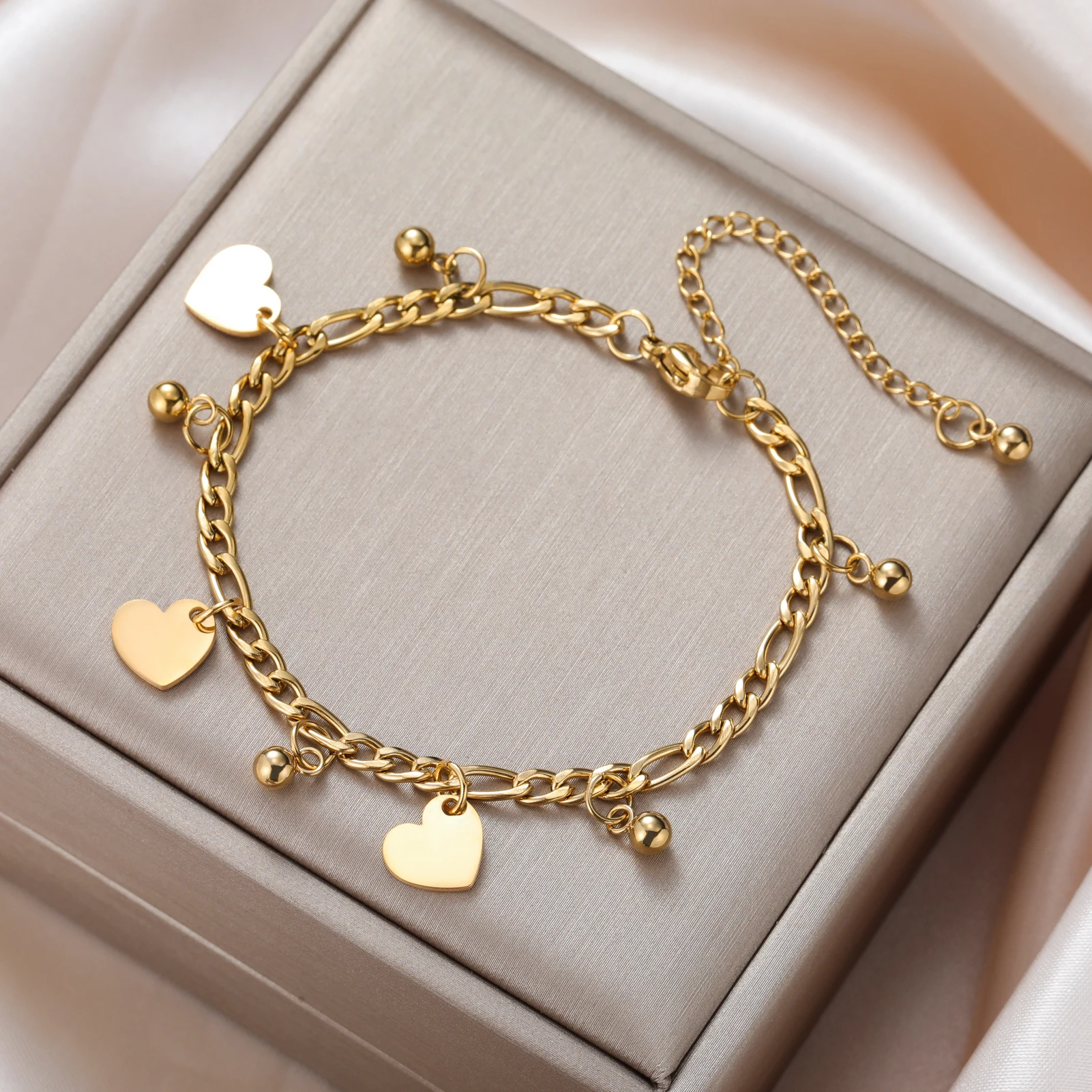 Skyrim Herzperlen-Charm-Armband für Damen, Edelstahl, goldfarben, Figaro-Kette, trendiger Schmuck, Valentinstagsgeschenk