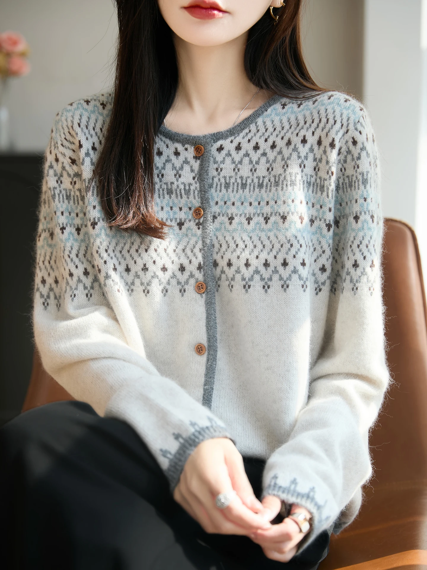 เสื้อสเวตเตอร์แฟชั่นใหม่สำหรับผู้หญิง ฤดูใบไม้ร่วง ฤดูหนาว ดีไซน์หรูหรา ผลิตจากขนแกะเมอริโน 30% เสื้อถักสไตล์เรโทร คาร์ดิแกนแขนยาวสำหรับผู้หญิง เสื้อผ้าแฟชั่น