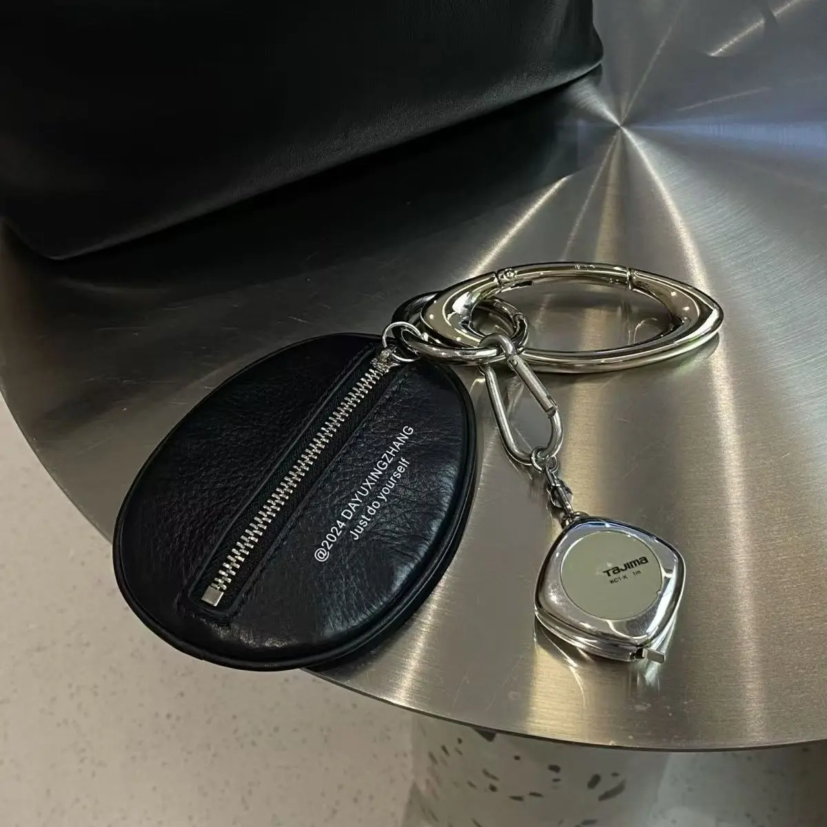2024 Nowa modna torba z zawieszką Akcesoria Czarna skórzana tekstura Etui na klucze Wysokiej jakości brelok na prezent