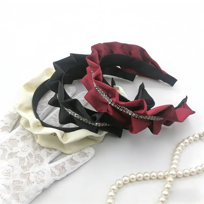 

Женская атласная повязка для волос с рюшами и стразами, широкая, мягкая, элегантная, модная, для вечеринок и повседневной носки