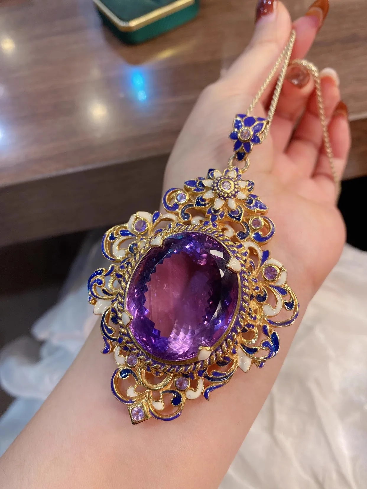 Italienischer Retro-Ring mit vergoldeter Emaille, Perlenimitat und natürlichem Amethyst, Anhänger, Braut-Hochzeits-Set – Damenschmuck – Detail 1
