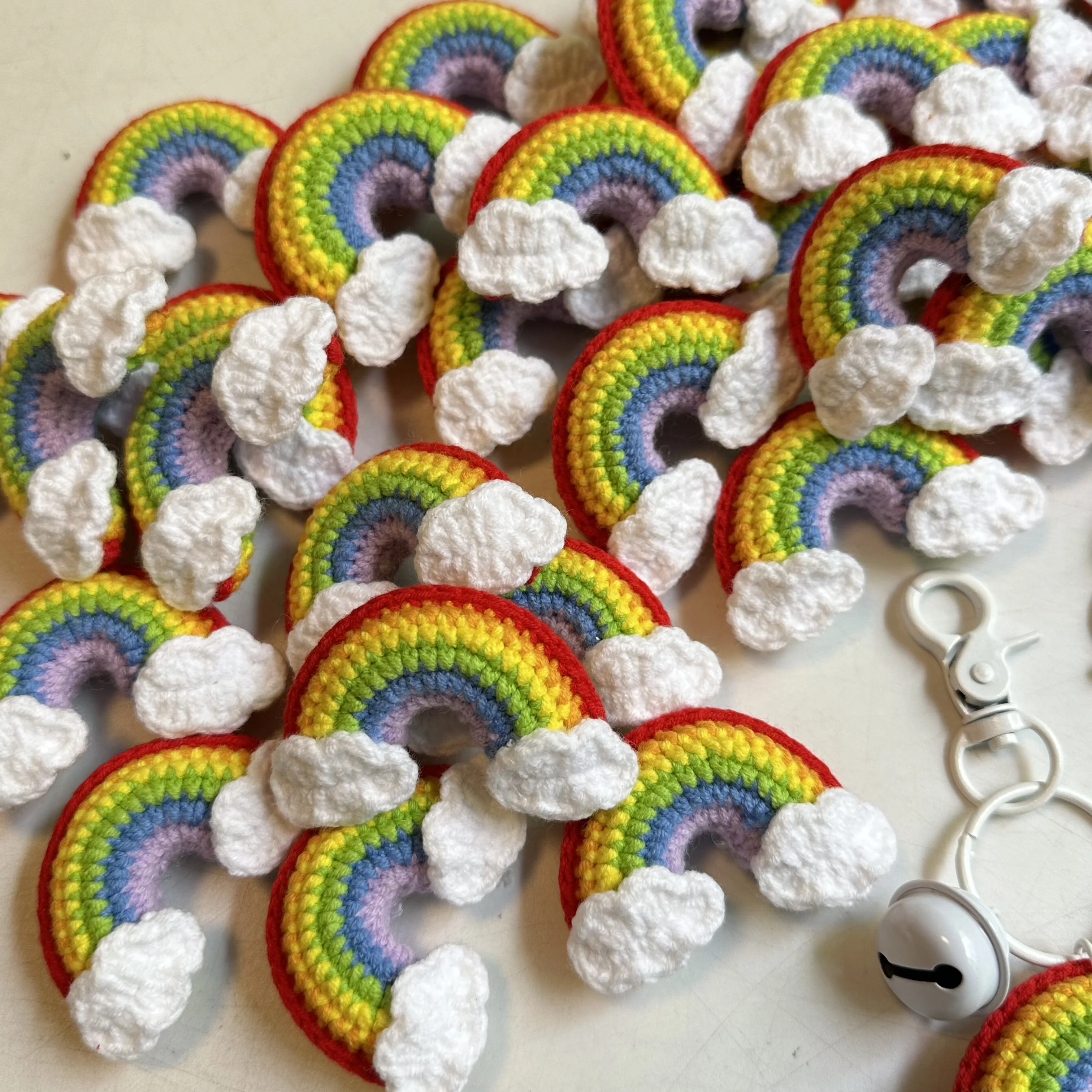 الجملة اليدوية 6 سنتيمتر نوعية جيدة القطن المواضيع قوس قزح المفاتيح حقيبة كروشيه قلادة اكسسوارات السيارات محبوك دمية Keyrings