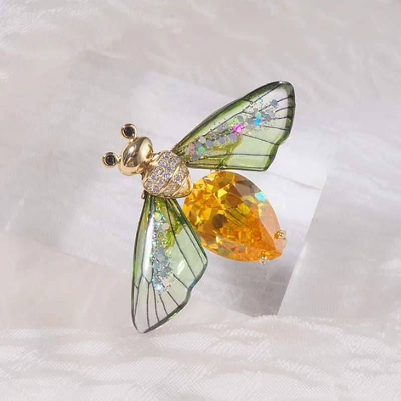 .Versatile Cartoon Bee Brooches For Women Girls Fashion Exquisite Cute Pins Temperament Shiny Corsage Clothing Accessories Gifts