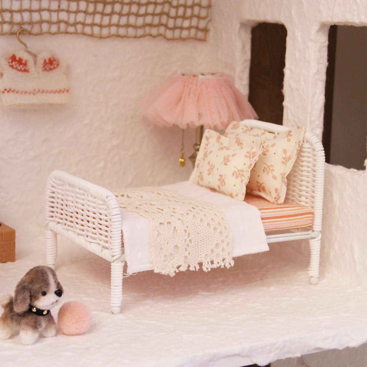 1:8-1:12 miniature furniture 16cm rattan bed (includes 3-piece bedding set) suitable for mini house decoration