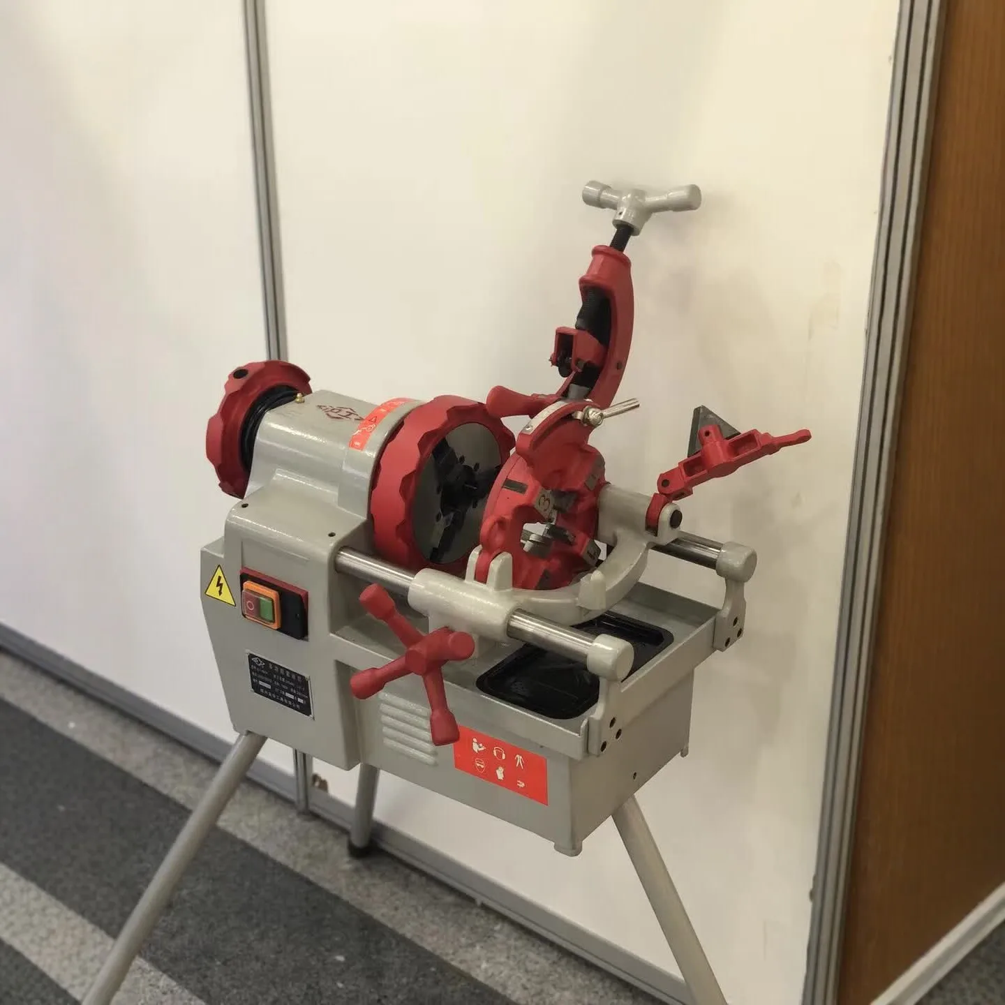 

Электрический резьбонарезной станок Hugong 2 дюйма, 1300 Вт, для газовых труб из нержавеющей стали