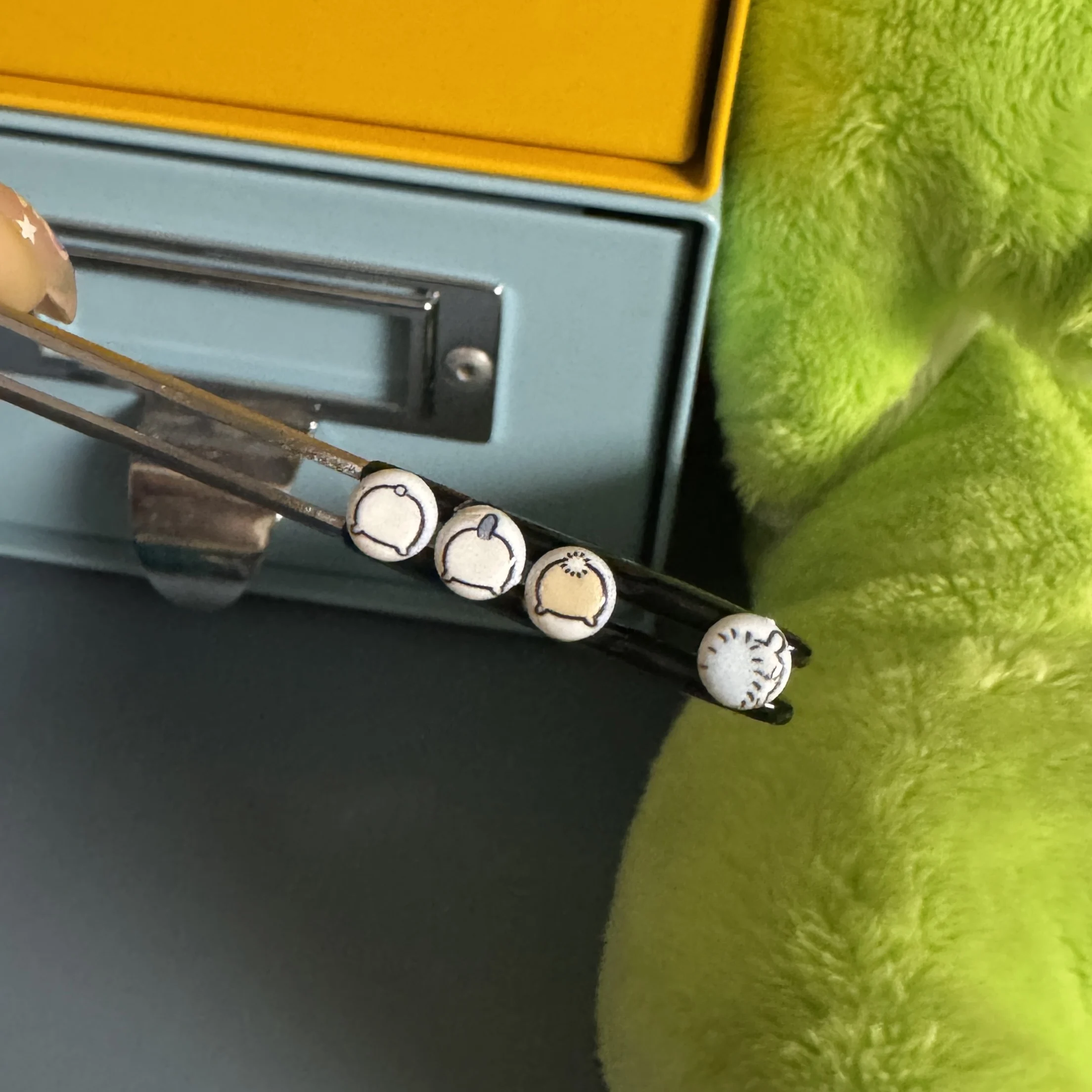 L 4pcs Only buttons