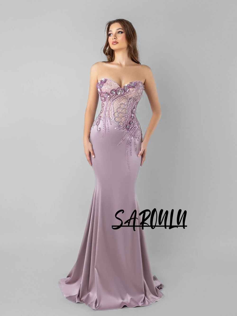 Elegancka sukienka wieczorowa w kolorze lawendowym, z dekoltem w kształcie serca, o kroju syreny, z kwiatowym, prześwitującym gorsetem, zdobiona koralikami, wiązana na plecach, idealna na przyjęcie weselne.