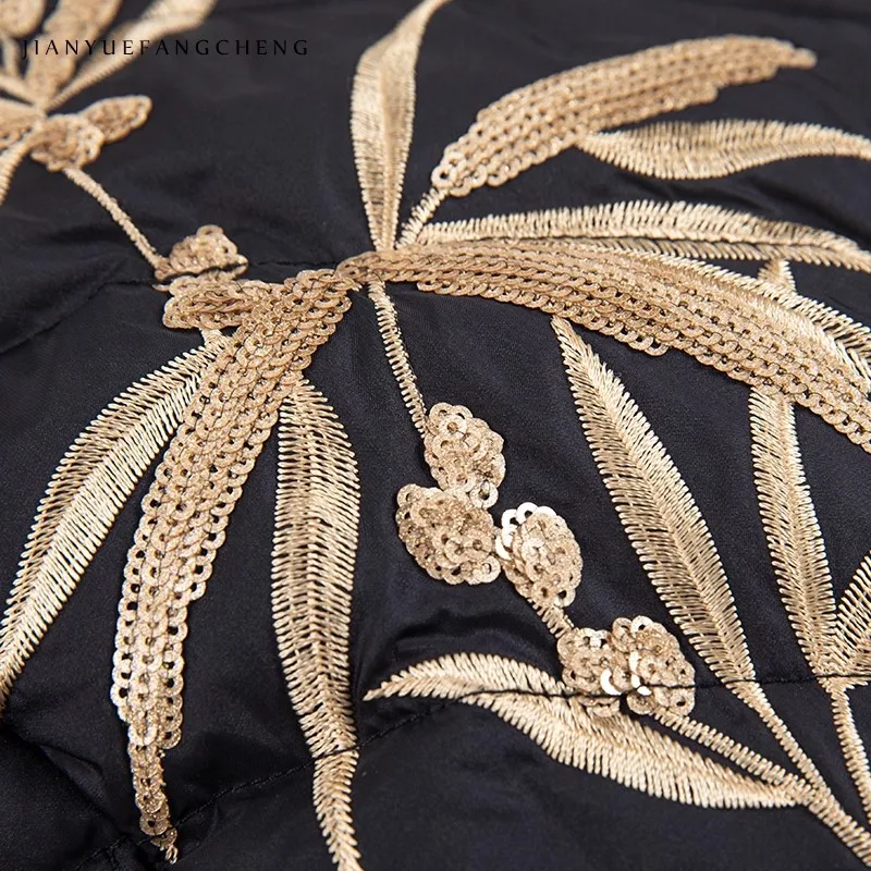 เสื้อแจ็คเก็ตผู้หญิงสีดำ แต่งเลื่อมและปักลาย  บุด้วยขนเป็ดขาว  แบบพัฟเฟอร์  ทรงเข้ารูป  แบบสั้น  สำหรับฤดูหนาว