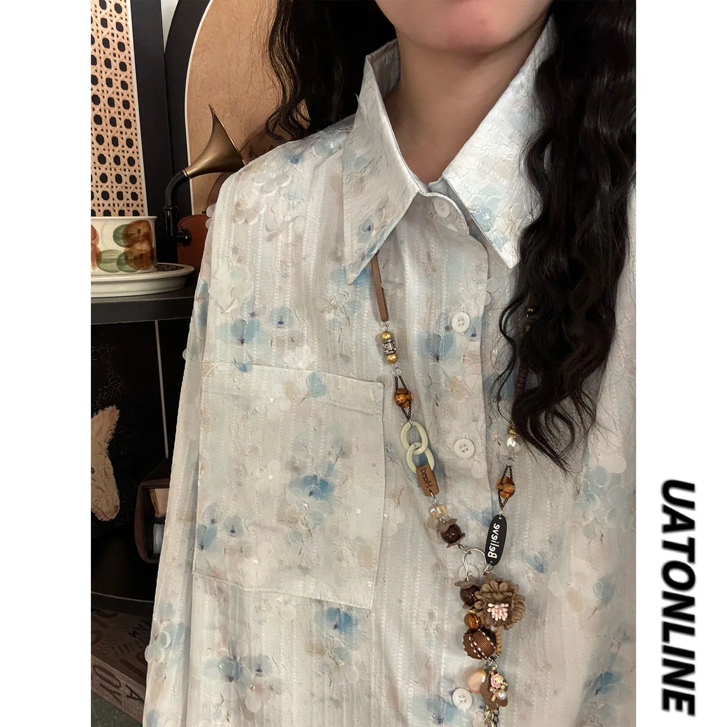 

UATONLINE2026 Весенний японский ретро-топ свободного кроя с 3D-цветочным принтом, воротником и нейтральным дизайном...