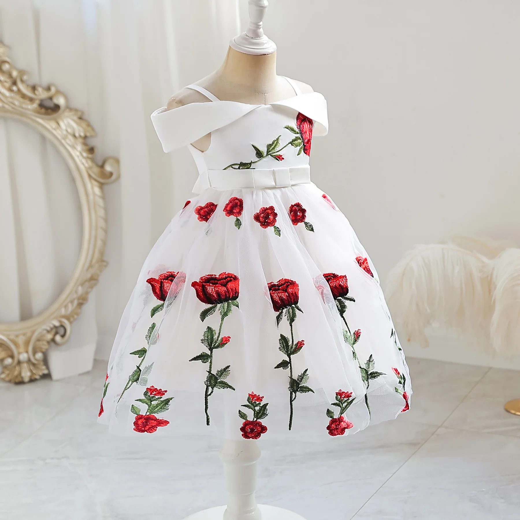 صيف 2025 ملابس الأطفال الفتيات خارج الكتف فستان الأميرة الاطفال ارتفع التطريز تول القوس فستان ل ثوب عيد ميلاد الزفاف #4
