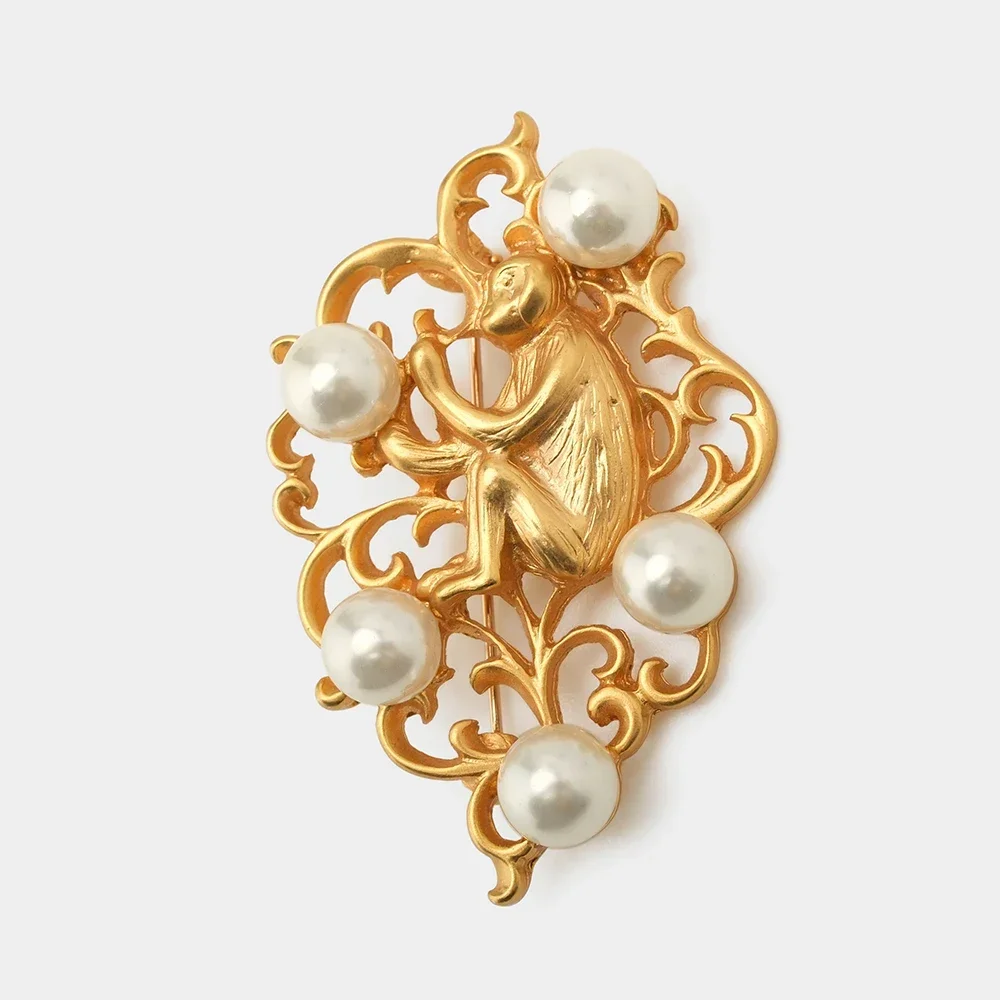 

AB/ Copper gold plated monkey modeling imitation pearl women's brooch clothing accessories.