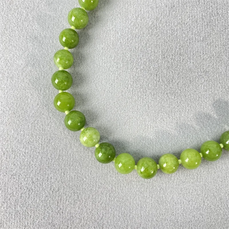 Danish Niche Design Green Natural Stone Necklace with a Fresh and High-end Forest Style Dopamine Fashion Collarbone Chain