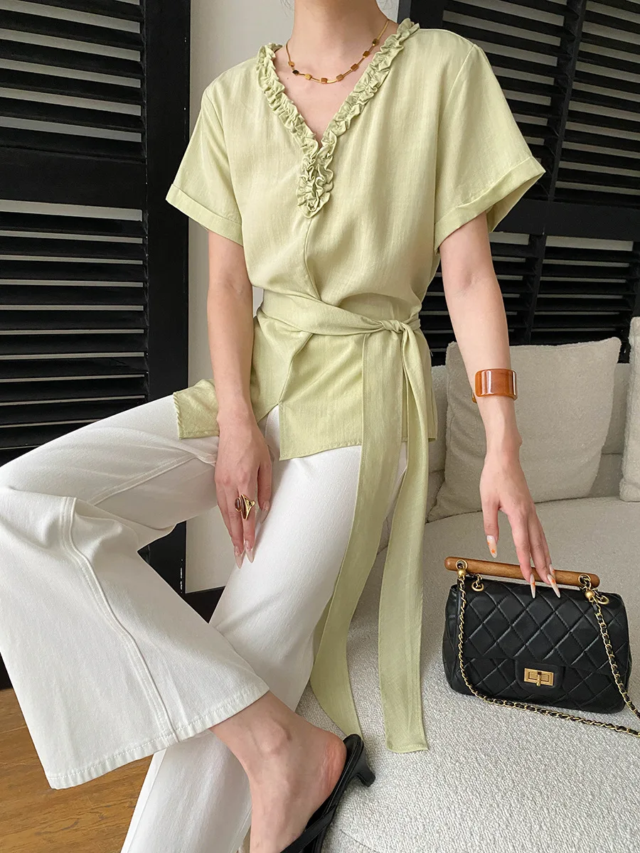Sommerliches Damen-Shirt in unifarbenem Design mit V-Ausschnitt, Bördelkante und Taillenband, Kurzarm – Detail 13