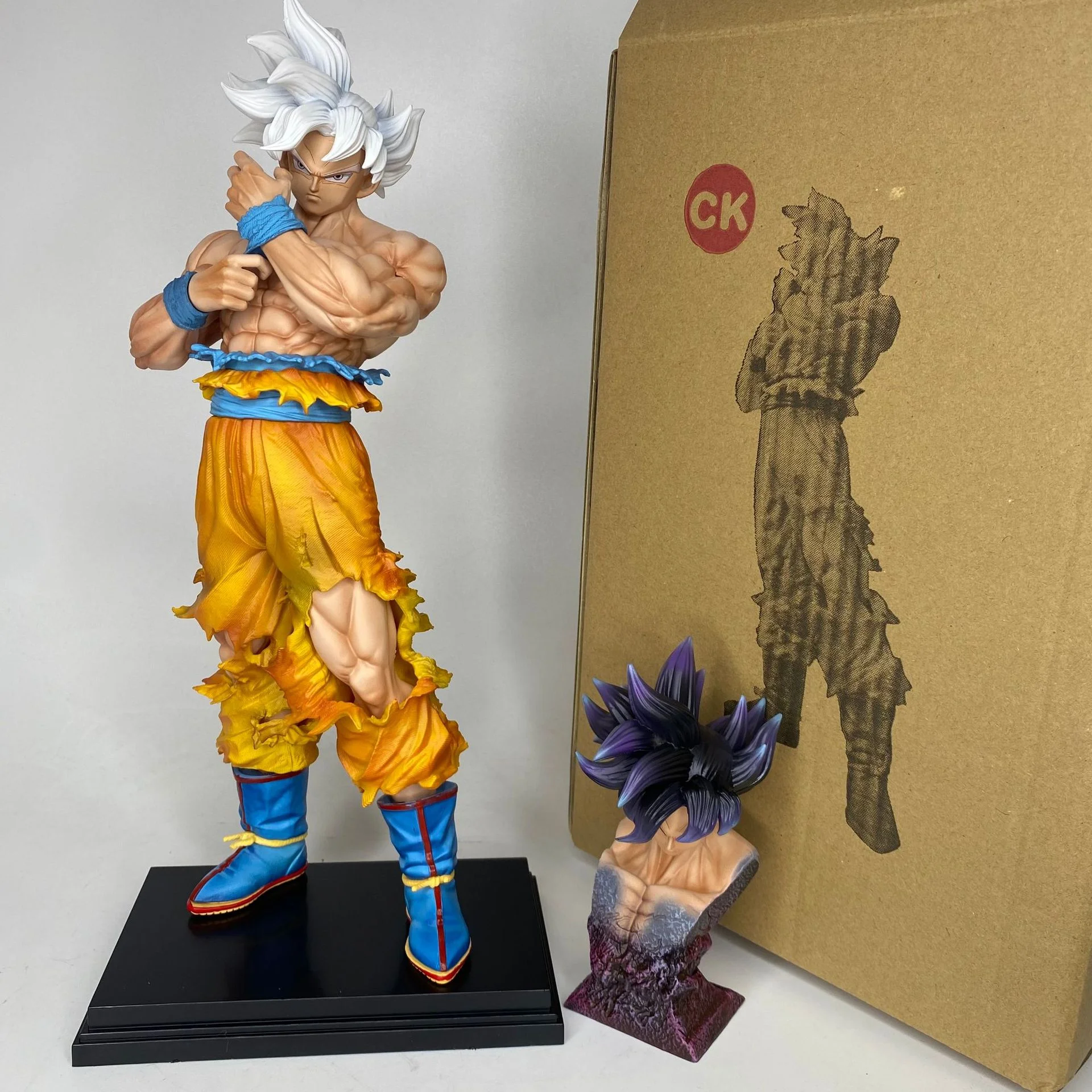 

Dragon Ball Goku Ultra Instinct Figure with Interchangeable Heads Super Saiyan Goku Statue Collectible Decoration Fans Toy Gift