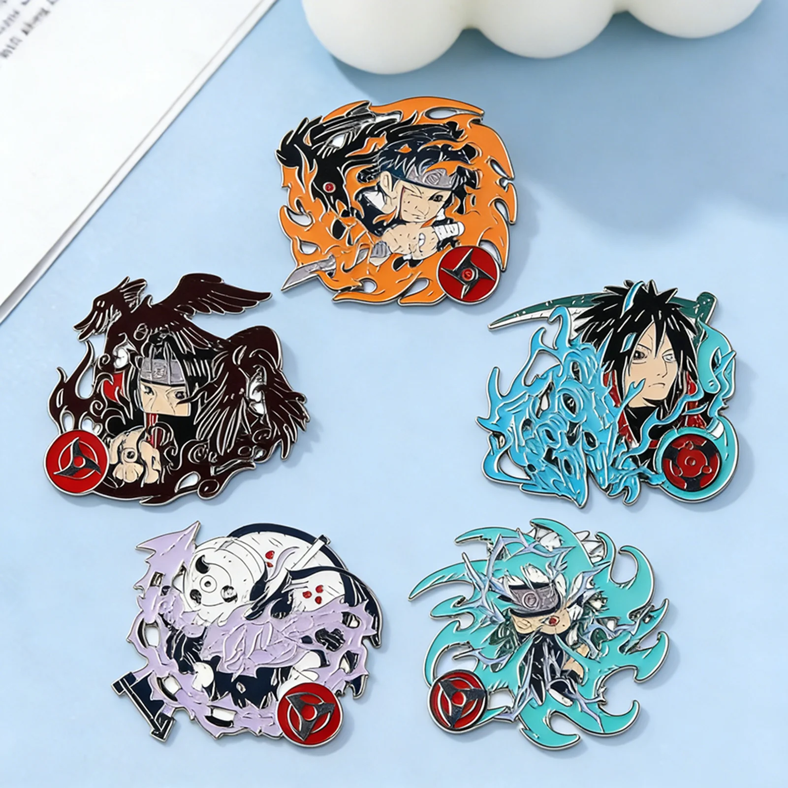 

Эмалевая брошь-значок «Аниме Наруто: Клан Учиха» с персонажами ниндзя: Учиха Итачи, Мадара, Шисуи, Какаши. Металлические значки на лацкан для фанатов.