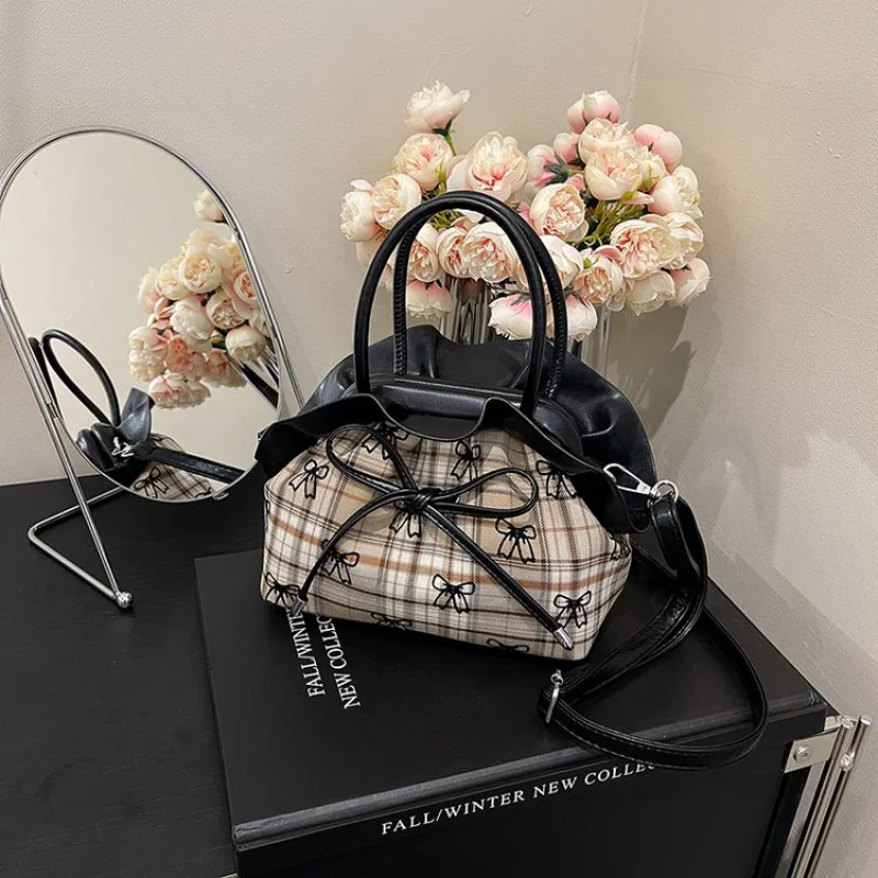 

Luxury Women's Messenger Bag With Quality Leather And Classic Designer Paris Style​