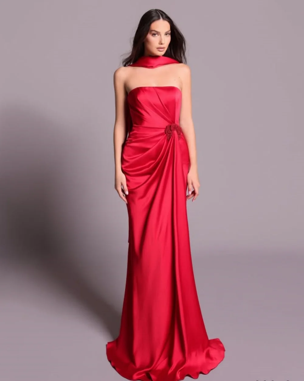 

Customized High Quality Women Charmeuse Ruched Pleat Sheath Evening Dresses Fashion Strapless Sleeveless Floor Lenght Party Gown