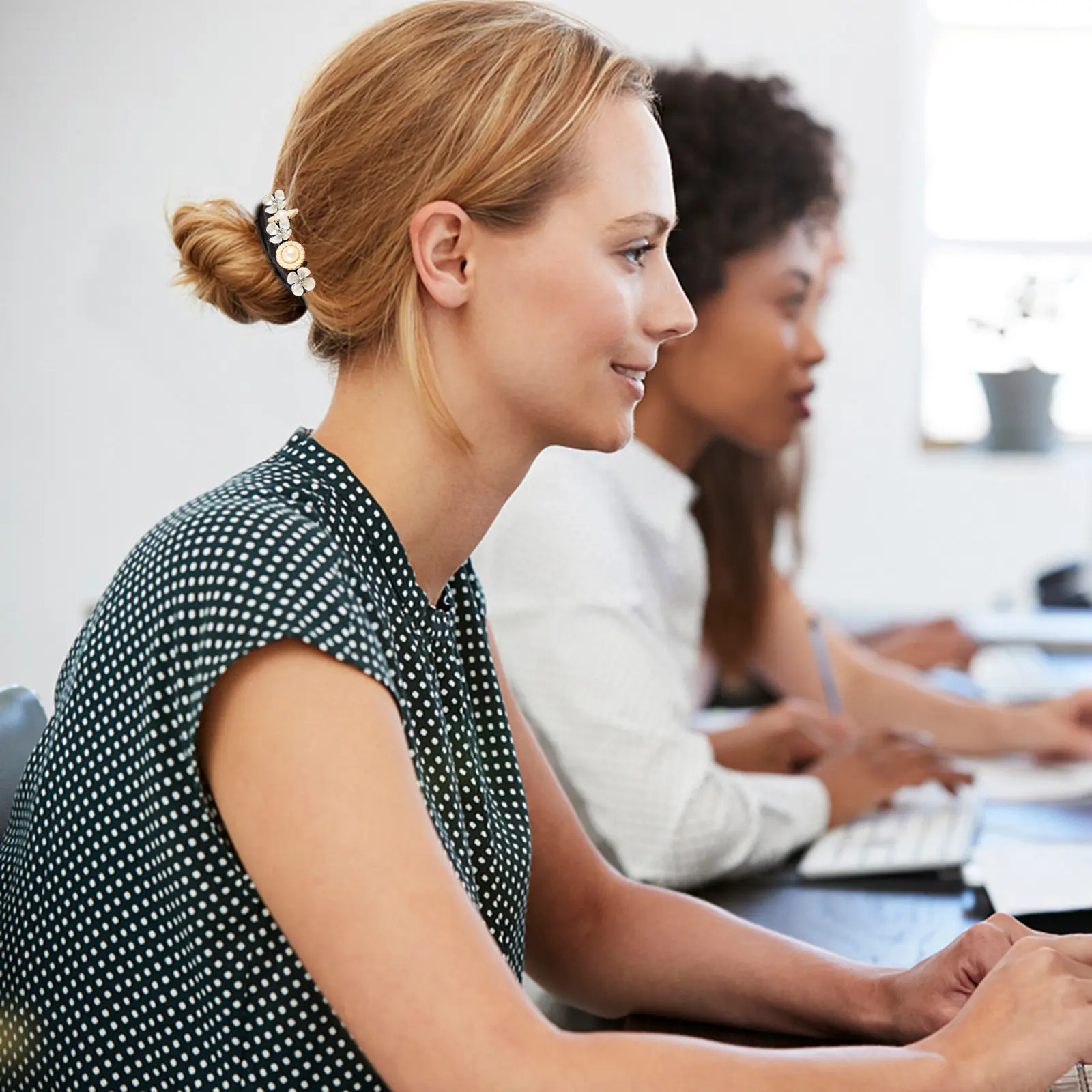 

4Pcs Hair Bun Shaper Tool Pearl-Embedded Twist Headband for Easy Updo Bun Styling Suitable Office Date Night Club Event Use