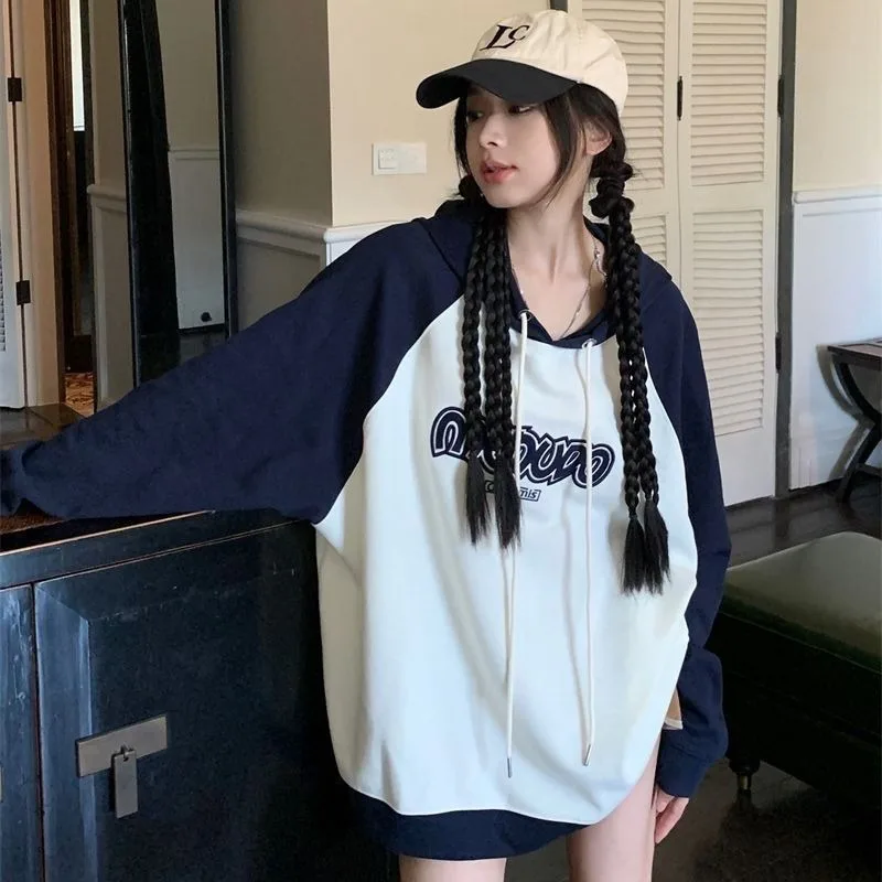 루즈하고 다재다능한, 대비되는 색상의 후드가 달린 긴 소매 젊고 활기찬 스웨트셔츠, 봄 또는 가을 여성 의류
