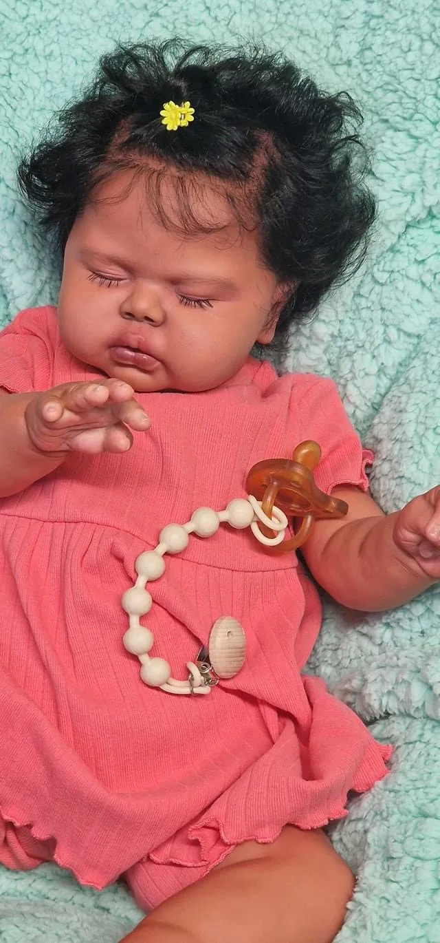 NPK 24 pulgadas pepinillo piel marrón oscuro traje similar tela cuerpo realista bebé recién nacido niño pelo enraizado a mano peluche bebé niña muñeca bebé