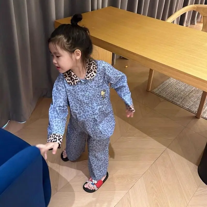 Zestaw piżam dla dziewczynek Sanrio Hello Kitty 2025 Nowa kolekcja jesień-zima, dziecięca odzież domowa z kreskówkowym motywem, rozpinany kardigan z kołnierzykiem, urocze piżamy dla dzieci.