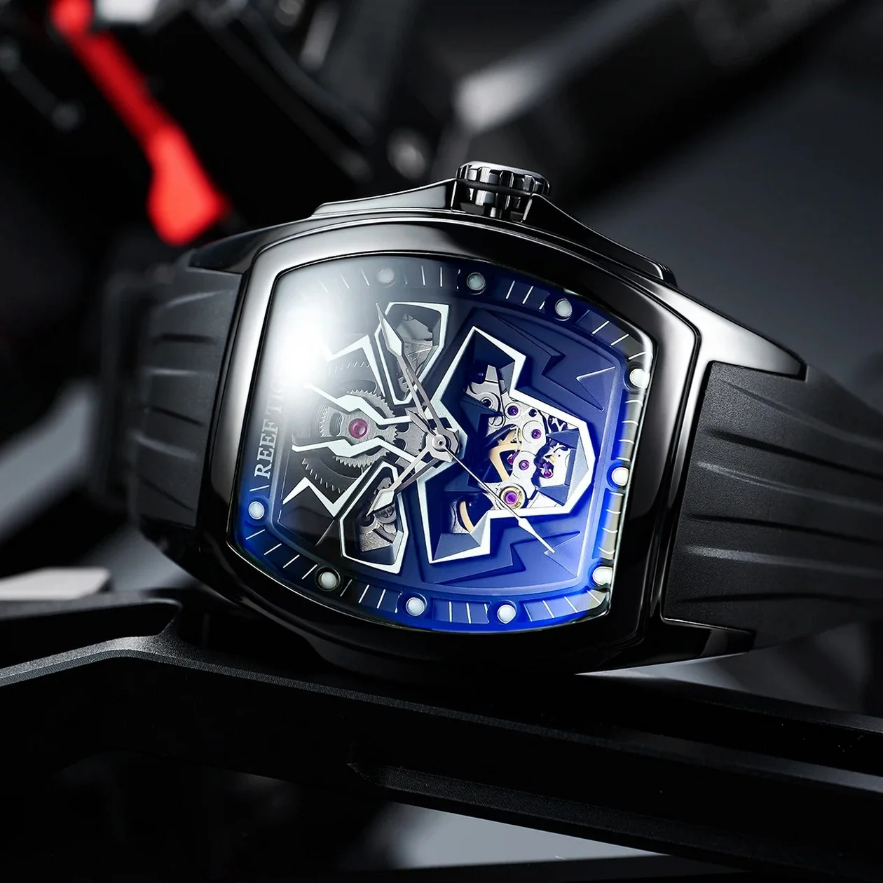 Reef Tiger Men นาฬิกาอัตโนมัติ 42.3 มม.Tonneau นาฬิกาข้อมือ Luminous Black Panther Dial Sapphire Mirror