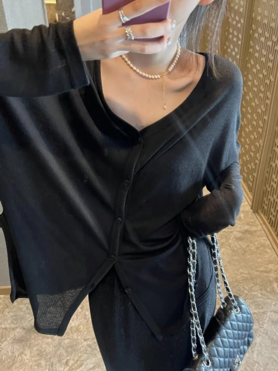 قميص نسائي صيفي فضفاض بأكمام طويلة وياقة على شكل V بلون سادة وتصميم عصري للحماية من الشمس