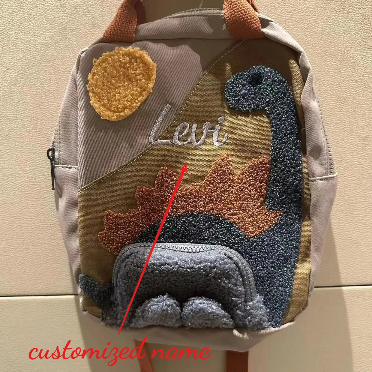 Sac à dos personnalisé avec nom brodé de dinosaure, dessin animé mignon pour cartable de maternelle, léger et durable pour tout-petits pour les jeux quotidiens