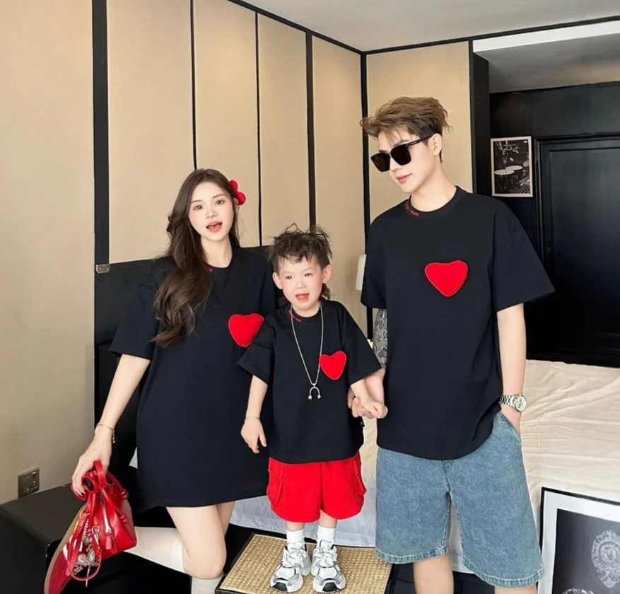 

Heart T-shirts for Whole Family Matching Clothes Parent-child Cotton Tee Shirt Dad Mom and Son Daughter Clothing Baby Bodysuit