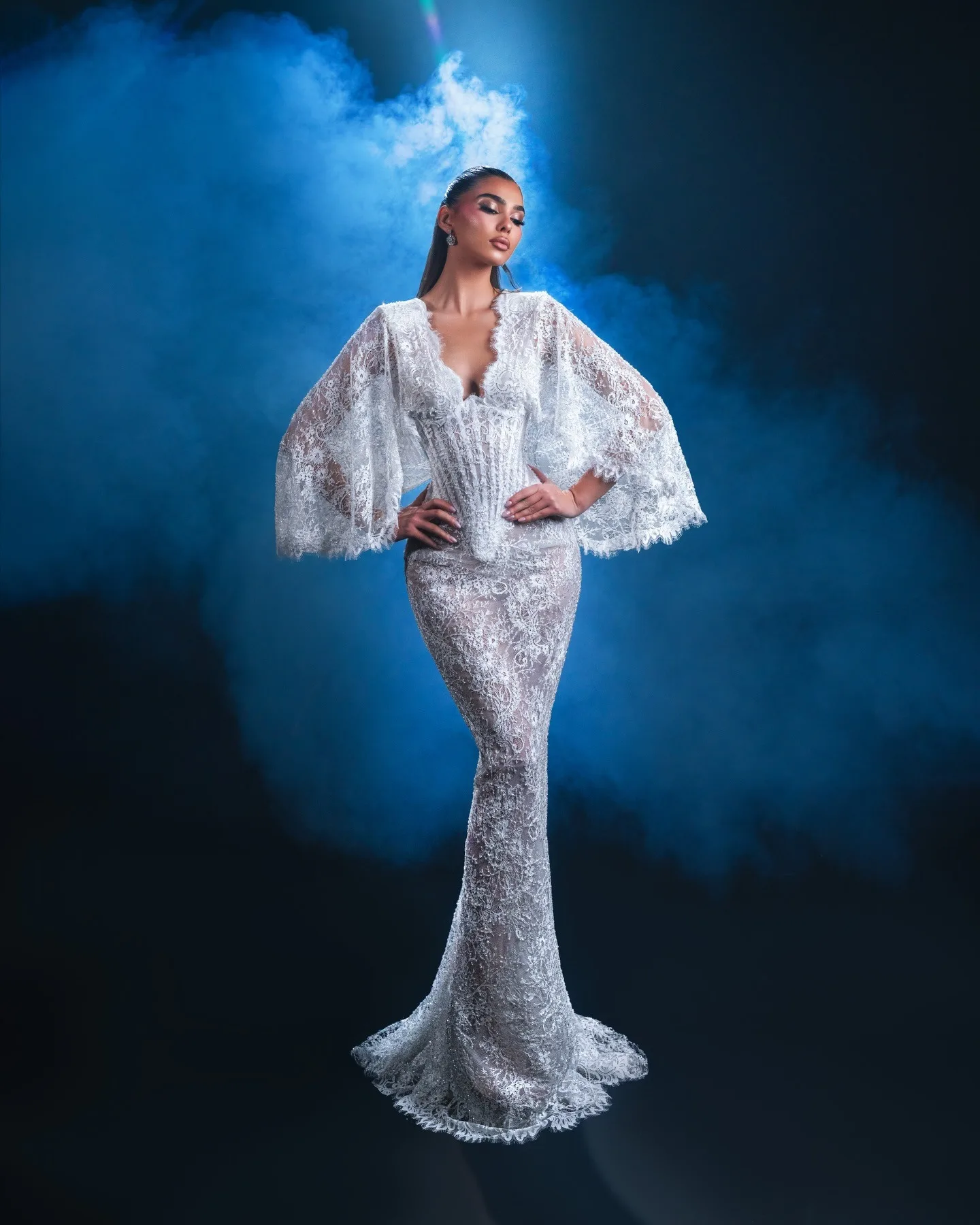 Luxury Mermaid Wedding Dresses V Neck Long Sleeves Shining Applicants Lace Backless Sweep Train Bridal Gowns Customized Robe